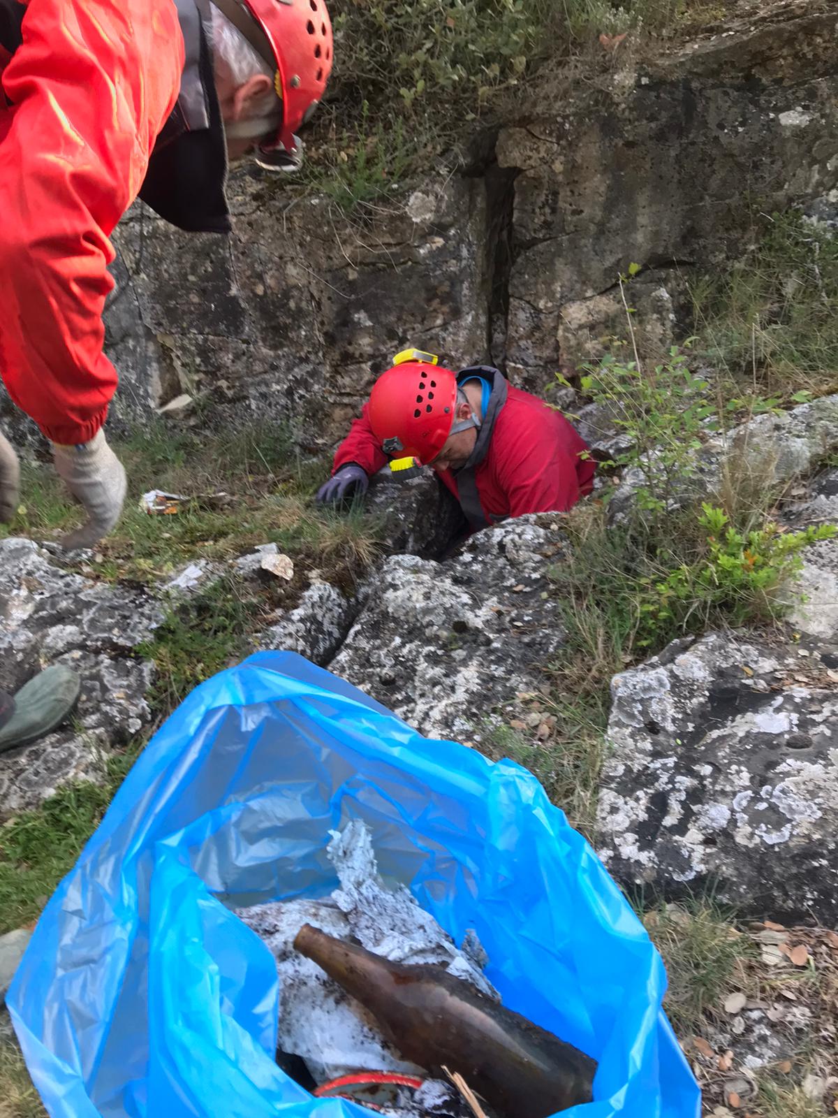 Espeleólogos y montañeros colaboraron en la limpieza de la sima de Ezkaba
